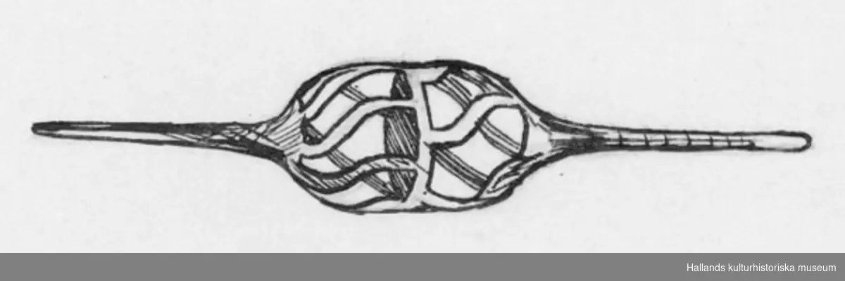 Rockhuvud i två delar snidat i ett stycke med från mitträet spiralvridna spjälor. Det har en lång topp. Föremålet är dekorerat i karvsnittsteknik med bårder av kryssdekor i ristningsteknik. 