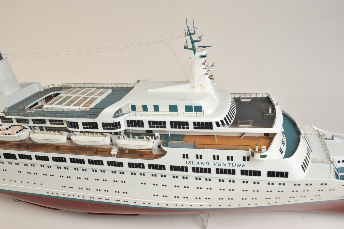 Hvitt passasjerskip med 6 livbåter på hver side, 2 av typen motorlaunche, rødt undervannsskrog, tynn grønn linje over vannlinjen, bvitt skrog, grønn skorstein med gyllen havhest.