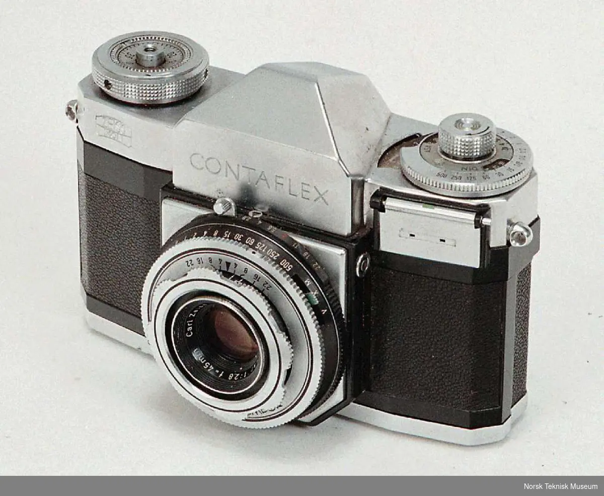 35-mm. kamera med sentrallukker 1/500 - 1 sek. Sort kamerahus, forkrommet topp.