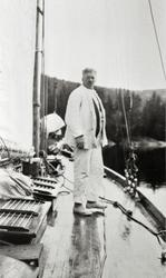 En stående person ombord i 12meter 'Raak' (b.1914).