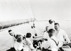 Sju personer ombord i 12meter 'Raak' (b.1914).