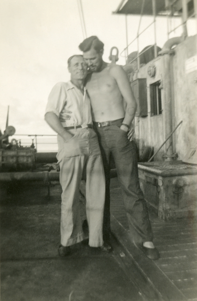 To sjømenn som holder rundt hverandre ombord i M/T 'Höegh Scout'.