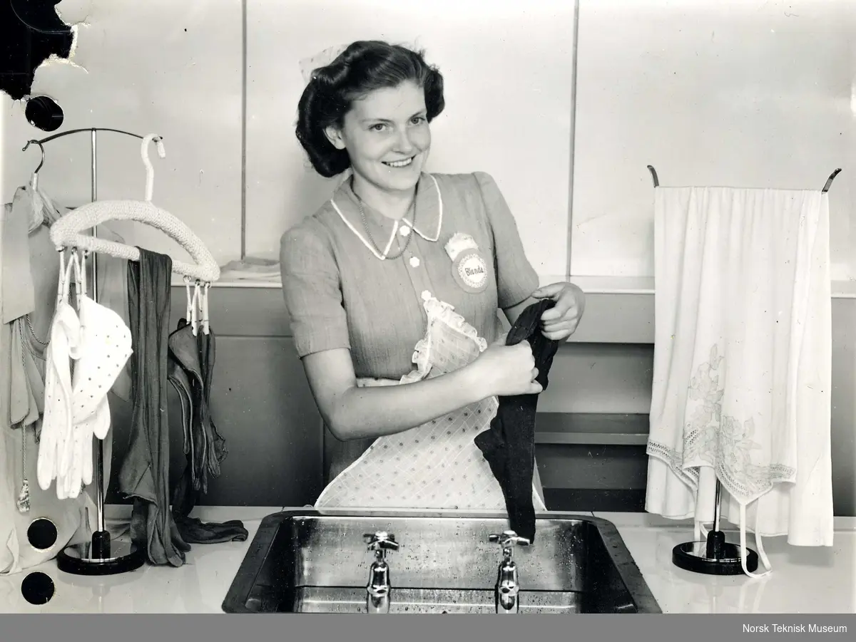 Vi kan-utstillingen, Oslo 1938. Håndvask av tøy, demonstrasjon av Blenda vaskemiddel