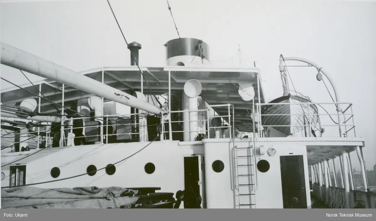 Dekket på passasjer- og lastebåten M/S Taurus, B/N 466, under prøvetur i Oslofjorden 13. desember 1935. Skipet ble levert av Akers Mek. Verksted i 1935 til W. Wilhelmsen, Oslo og Ørsnes (Tønsberg).