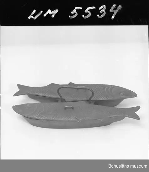 Ur handskrivna katalogen 1957-1958:
Stekform, järn (två fiskar)
L. 24,5 Br. 14. Lockens L (vardera) 30. Obetydligt rostad. Hel.

Lappkatalog: 60