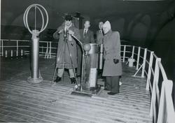 Menn kalibrerer kompass på dekk på tørrlasteskipet M/S Pelag