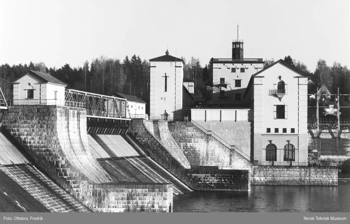 Raanaasfoss Kraftanlægg. Kraftstasjonen, fasade mot vest med dammen i forgrunnen