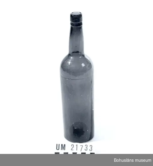 594 Landskap BOHUSLÄN
010 Mått: Diam 3,5 cm. 

Flaskan har grönfärgat glas och är formblåst.

UMFF 48:6.