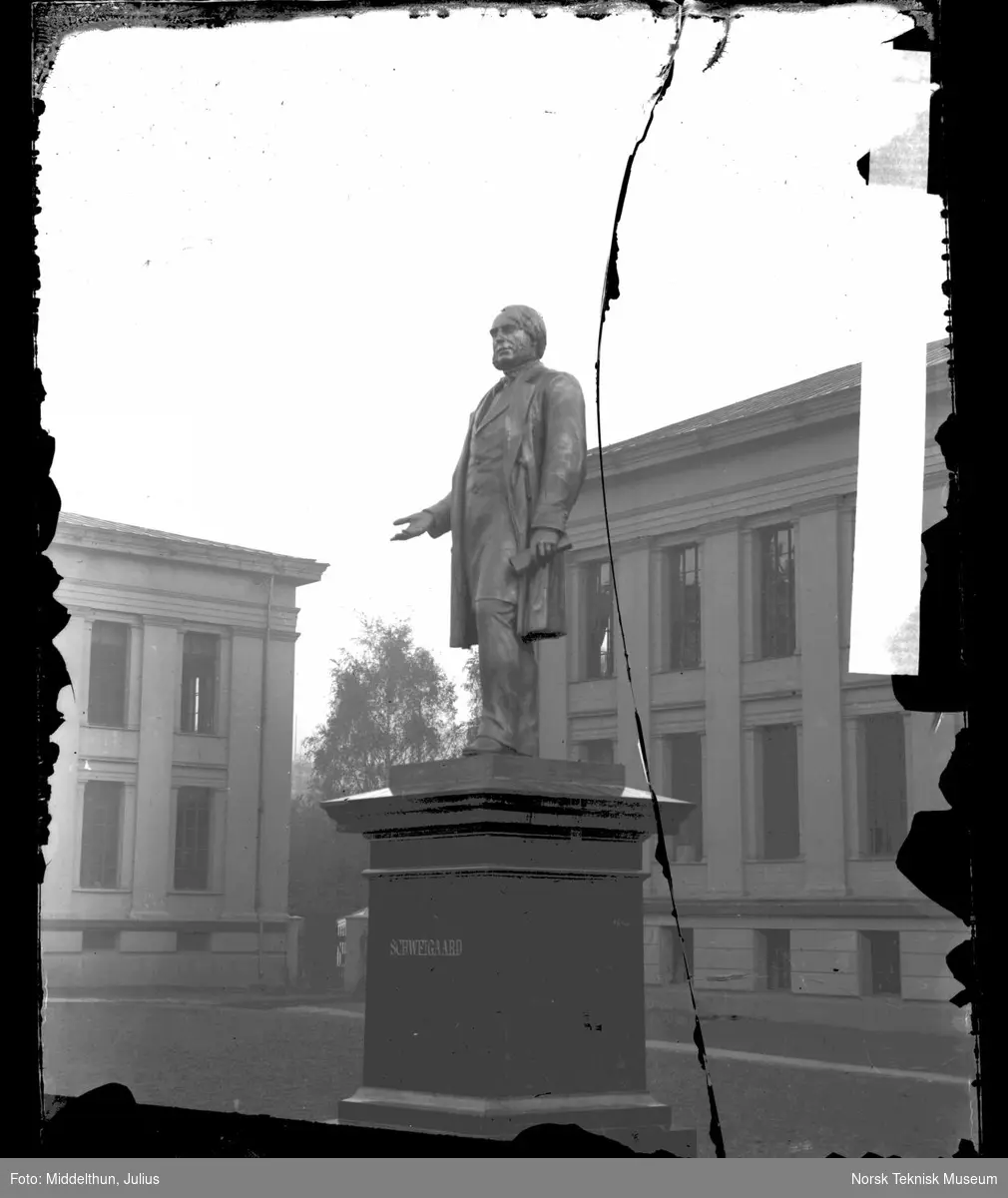Universitetet i Oslo med Schweigaards statue