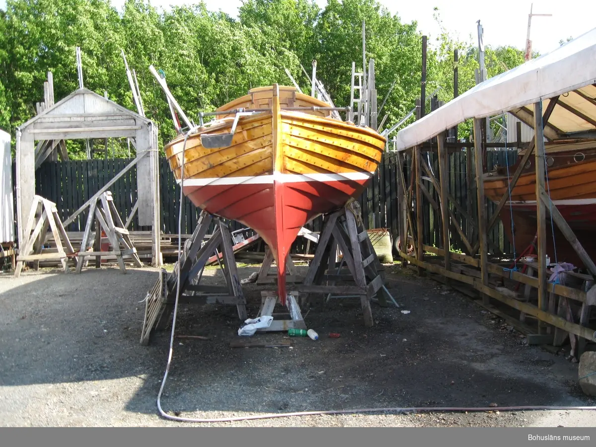 Klinkbyggd kosterbåt, (K-38/K-32). Bordläggning i kraftig entums-ek. Båten har ursprungligen varit  gaffelriggad.