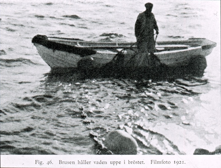 Text på skioptikonplåten: "Fig. 46. Brusen håller vaden uppe i bröstet. Filmfoto 1921."