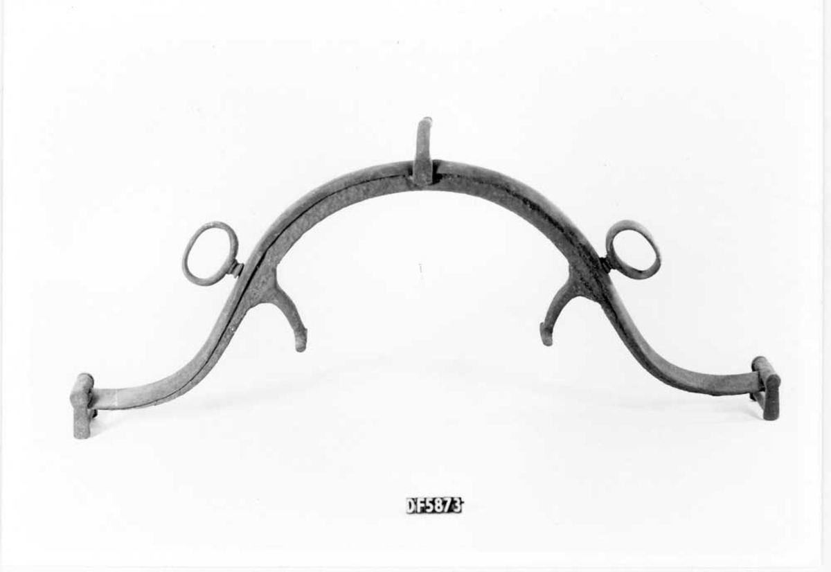 En metallplate (messing?) dekker høvrets langside øverst. Ring og to hestetømholdere (oppstående).