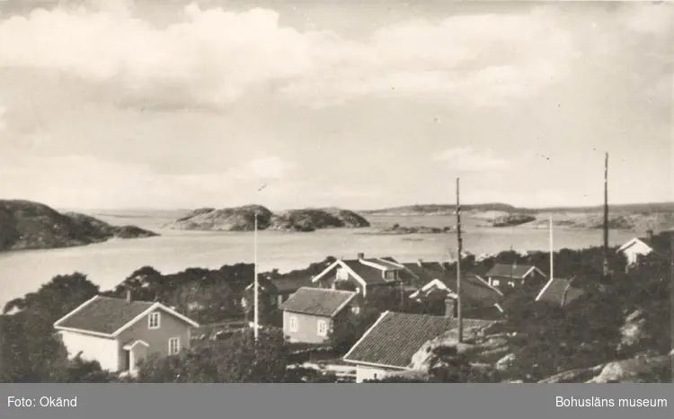 Tryckt text på kortet: "Hamnsundet, Resö". 
"Förlag: Strömstads Bokhandel, Strömstad".
"22 SEP. 1955".