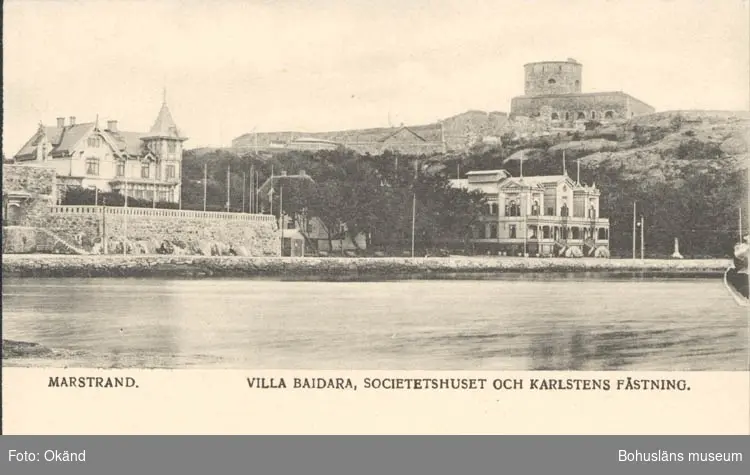 Tryckt text på kortet: "Marstrand. Villa Baidara, Societetshuset och Karlstens fästning."