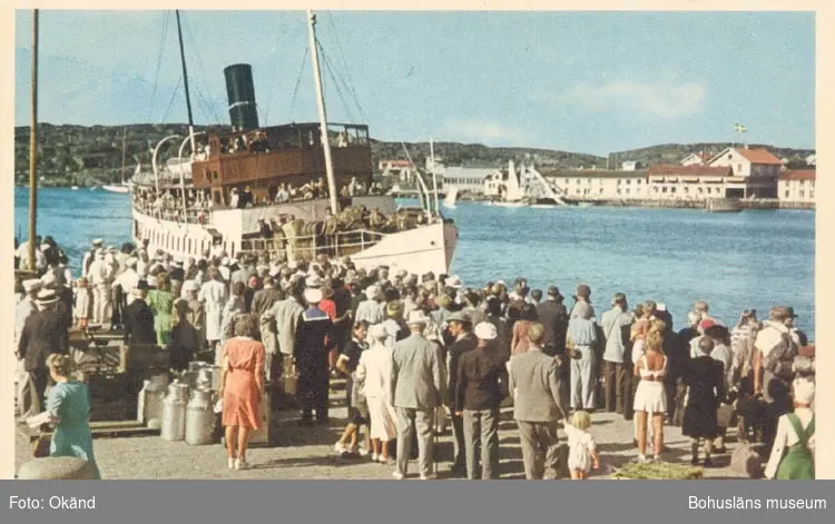 Tryckt text på kortet: "Marstrand. Hamnen."
"A/B Göteborgs Konstförlag."
