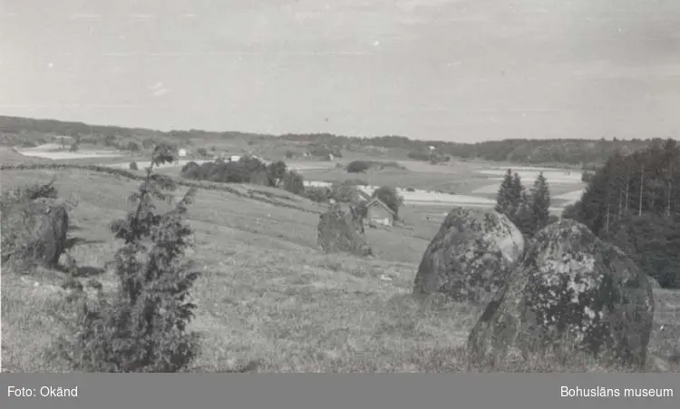Noterat på kortet: "Hoga Stala Sn. Tengeby (Orust)."
"Utsikt öster från Domarringarna."
"(Ekhoff s. 198.)"
"15 Aug. 1955."