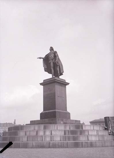 Enligt text som medföljde bilden: "Stockholm, Gustaf III staty 3/6 05."