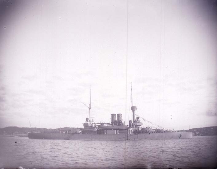 Enligt text som medföljde bilden: "Svenska Pansarbåten "Niord" från sidan. 24/8 1899 
1 st. klass."