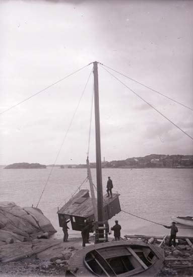 Enligt text som medföljde bilden: "Båtkranen uppsättes. Okt 08".