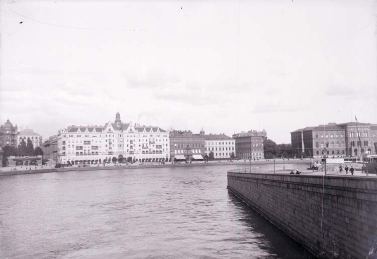 Enligt text som medföljde bilden: "Stockholm. Grand Hotell och Nationalmuseum fr. Norrbro 2/9 1900."
