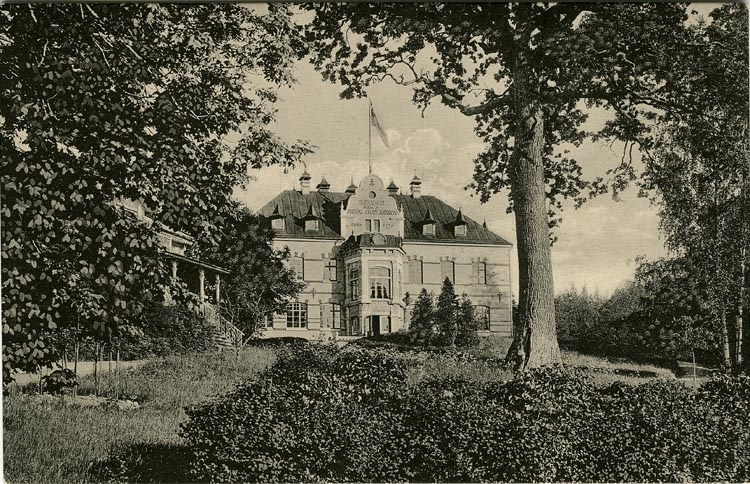 Tryckt text på vykortets framsida: "Uddevalla. Gustafsberg Barnhuset."