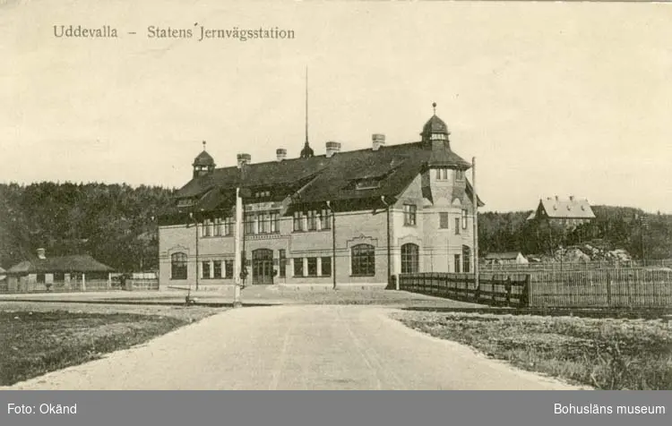 Tryckt text på vykortets framsida: "Uddevalla - Statens Järnvägsstation."
