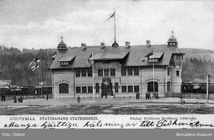 Tryckt text på vykortets framsida: "Uddevalla, Statsbanans stationshus."