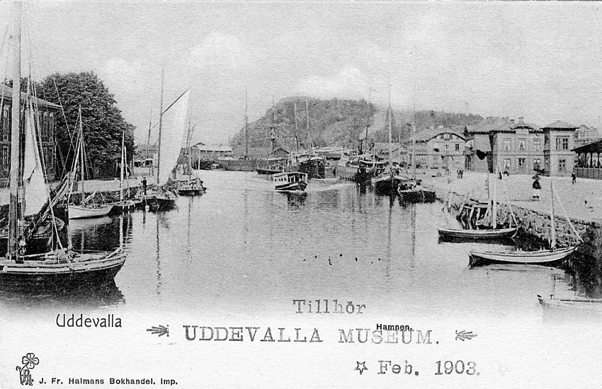 Tryckt text på vykortets framsida: "Uddevalla Hamnen".

