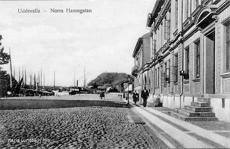 Tryckt text på vykortets framsida: "Uddevalla - Norra Hamngatan". 
