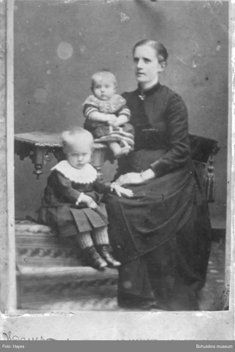 Text på kortets baksida: "Johan Edvard Johansson fru Amanda Johansson med sina två söner, på bordet Edvard "Eddie".