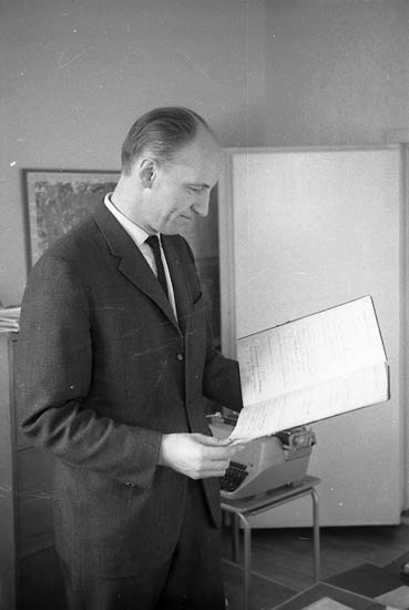 Enligt fotografens notering: "Sven Holmblad, postmästare. 1966 postmästare i Lysekil".
