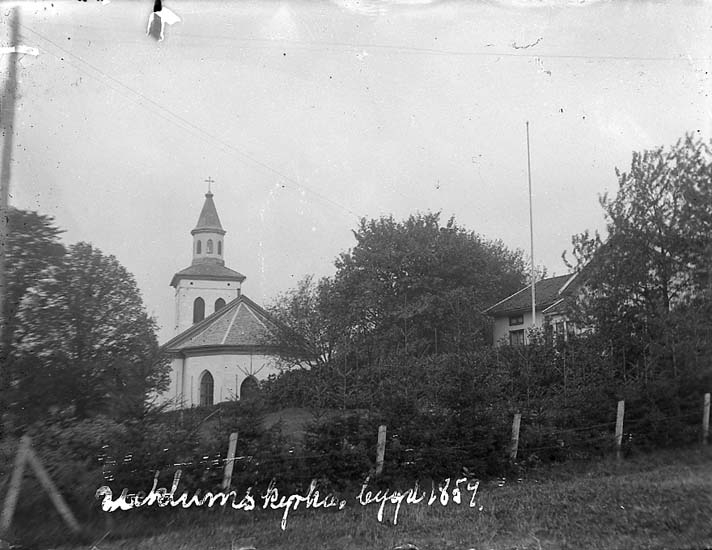 Enligt text på fotot: "Ucklums kyrka, byggd 1859".



















