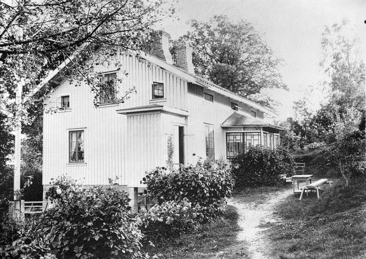 Enligt fotografens noteringar: "Möe, Pastor W. Wallins bostad hans första hem här i Foss."
