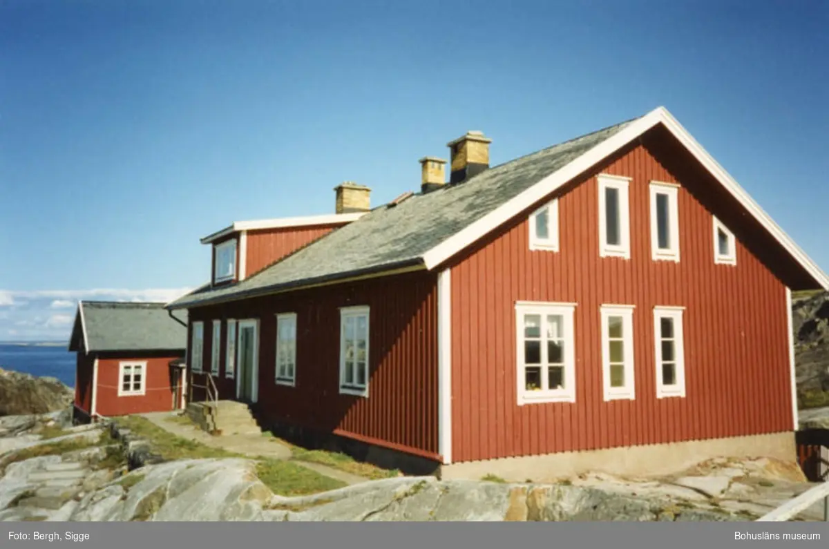 Enligt text på fotot: "Fyrvaktarbostaden/Skolsalen Väderöbod 1994".