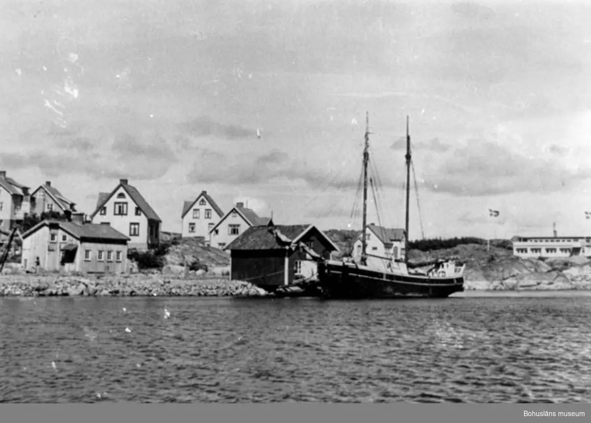 Enligt text på fotot: "Hovenäset södra delen. Båten hette Sylvia/Silvia Reso badhotellet i bakgrunden som brann en av de första åren på 50 talet".