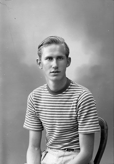 Enligt fotografens journal nr 7 1944-1950: "Henriksson, Håkan Ödsmål Jäger".
