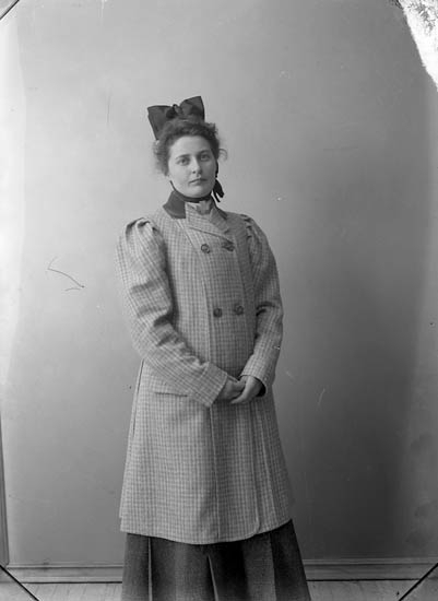 Enligt fotografens journal nr 1 1904-1908: "Fr. Jenny Johansson, Jenny Hellen, Snaflunda, Nerike, Halleby Jörlanda".