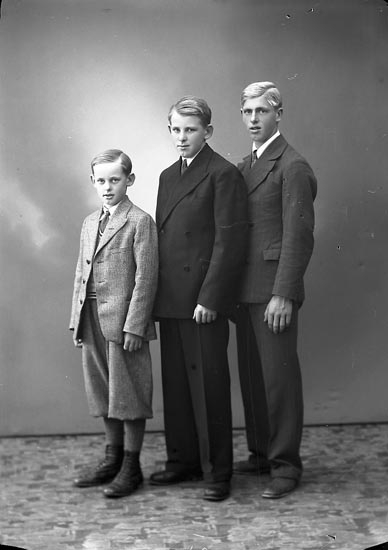Enligt fotografens journal nr 6 1930-1943: "Wahlströms gossar Stenung Här".