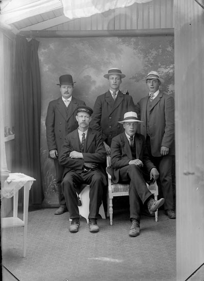 Enligt fotografens journal Lyckorna 1909-1918: "Karlsson, Hugo, Sörby, Skrähall".