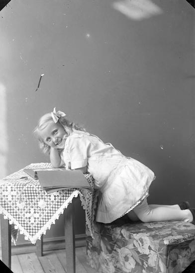 Enligt fotografens journal nr 2 1909-1915: "Zetterlöf, Annie Kongelf".