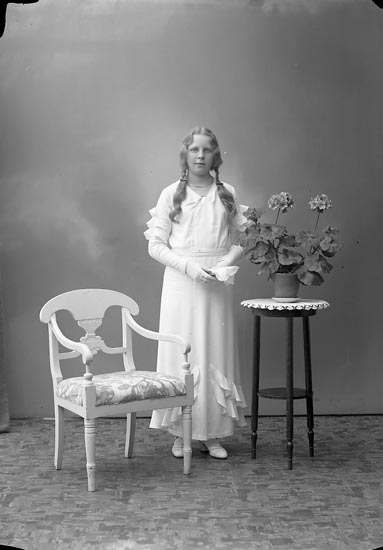 Enligt fotografens journal nr 6 1930-1943: "Axelsson, Brita Starrkärr, Ödsmål".