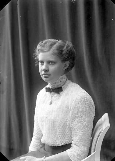 Enligt fotografens journal nr 2 1909-1915: "Arfvidsson, Fröken Maria, Dalstorp".