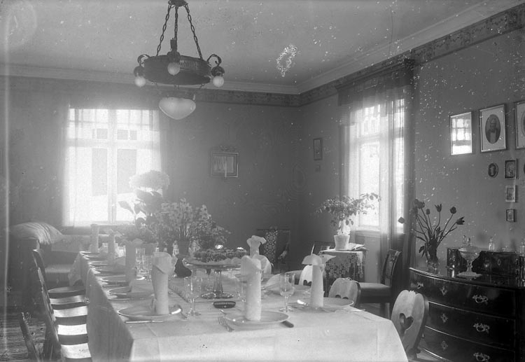 Enligt fotografens notering: "Rudolf Enander och Ulla Josefssons bröllop på Gamla Turisthotellet 1920 Pingstafton".