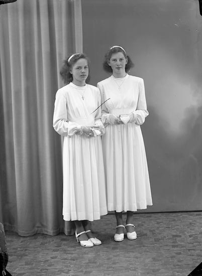 Enligt fotografens journal nr 7 1944-1950: "Gustafsson, Rosa o Ingrid St. Askerön".