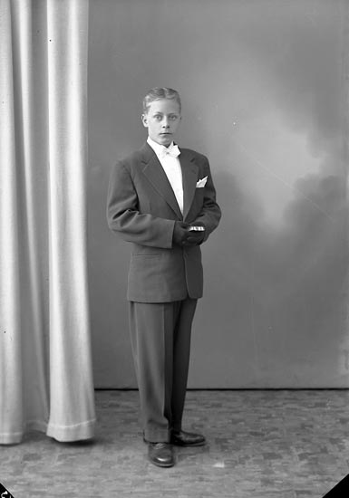 Enligt fotografens journal nr 8 1951-1957: "Rasmusson, Röd Ödsmål".
Enligt fotografens notering: "Stig Rasmusson Röd Ödsmål".