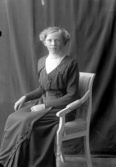 Enligt fotografens journal nr 2 1909-1915: "Johansson, Ruth Skogen, Svanesund".