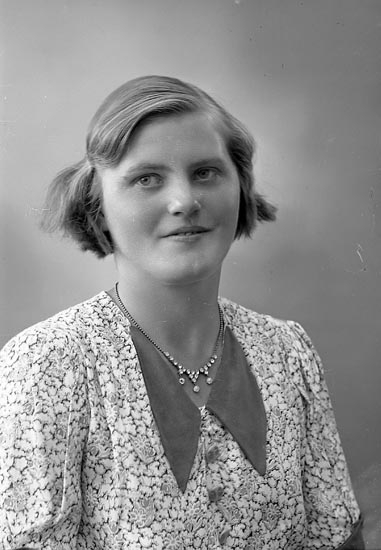 Enligt fotografens journal nr 6 1930-1943: "Johansson, Hanna Fr. Röd Skåpesund".