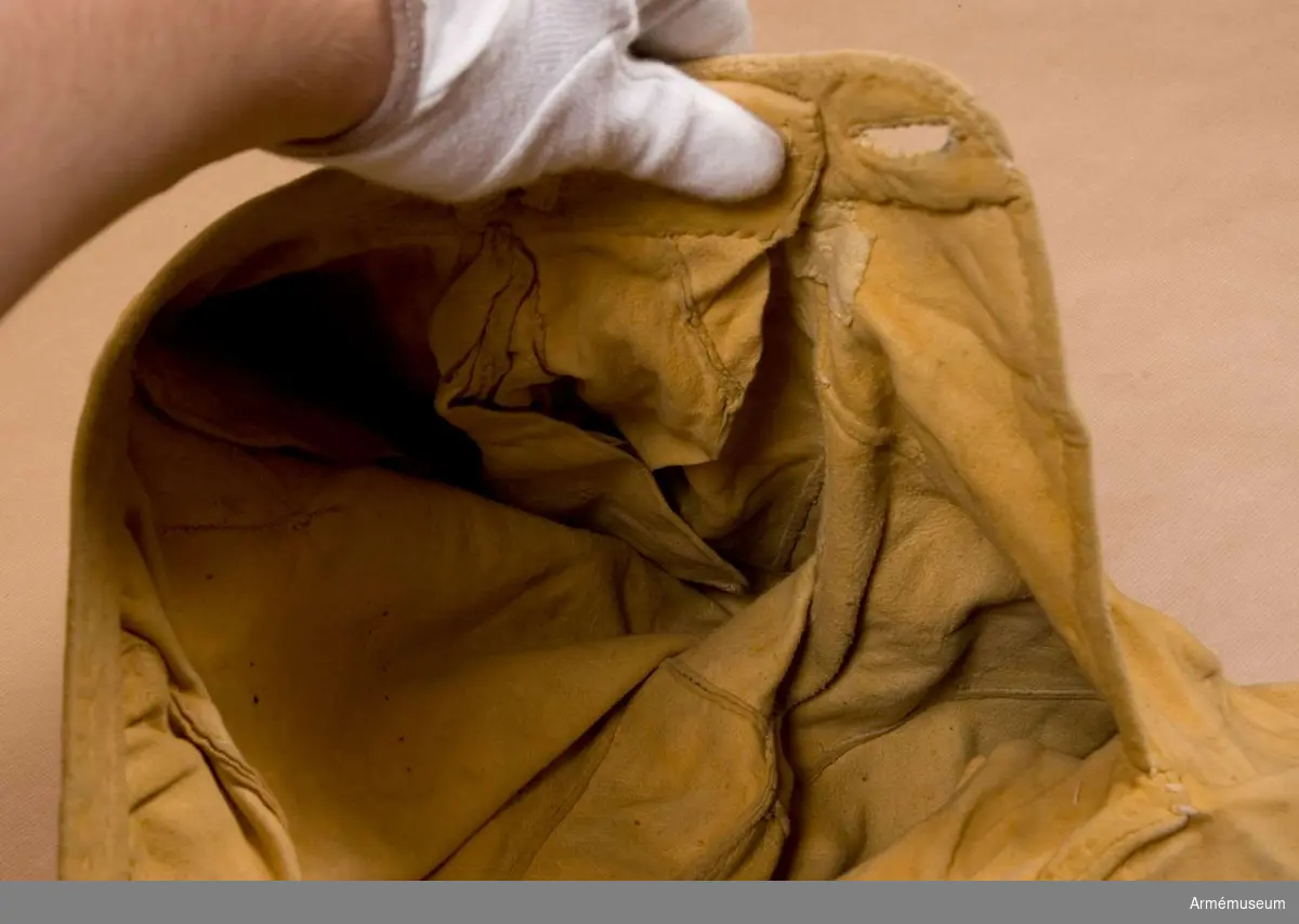 Byxorna är tillverkad av sämskad renhud och fodrad med linne.