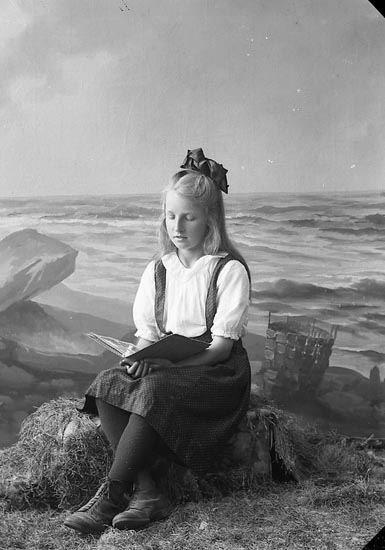 Enligt fotografens journal nr 4 1918-1922: "Abrahamsson, Amy Apleröd, Ödsmål".