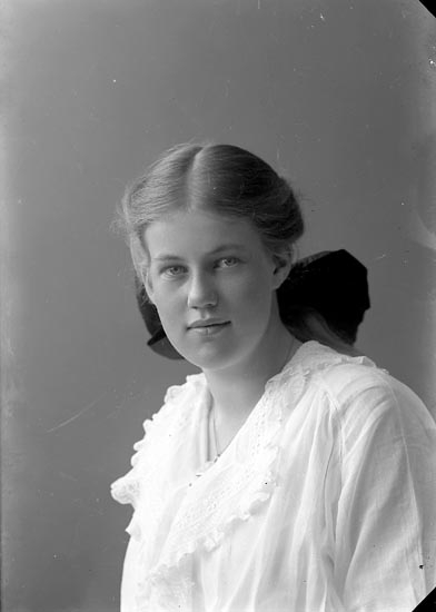 Enligt fotografens journal nr 3 1916-1917: "Carlsson, Kerstin Ön".